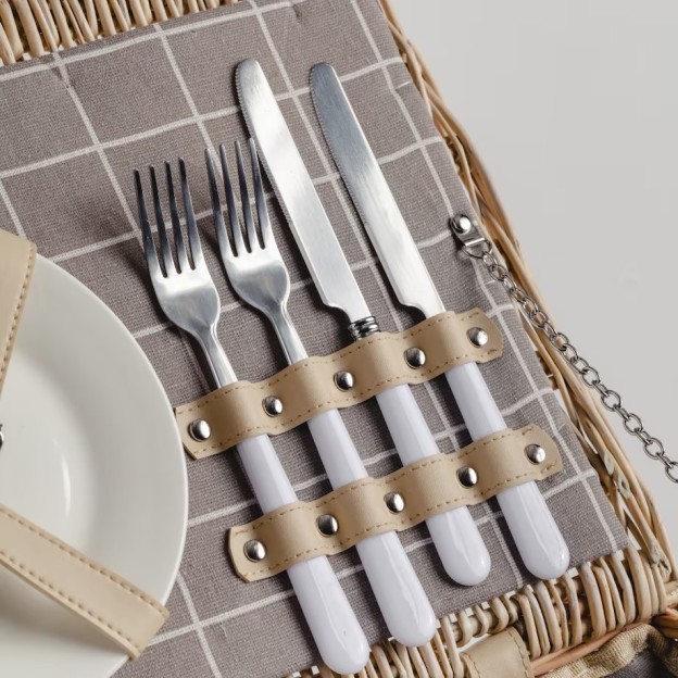 Cos de picnic echipat pentru doua persoane stipule